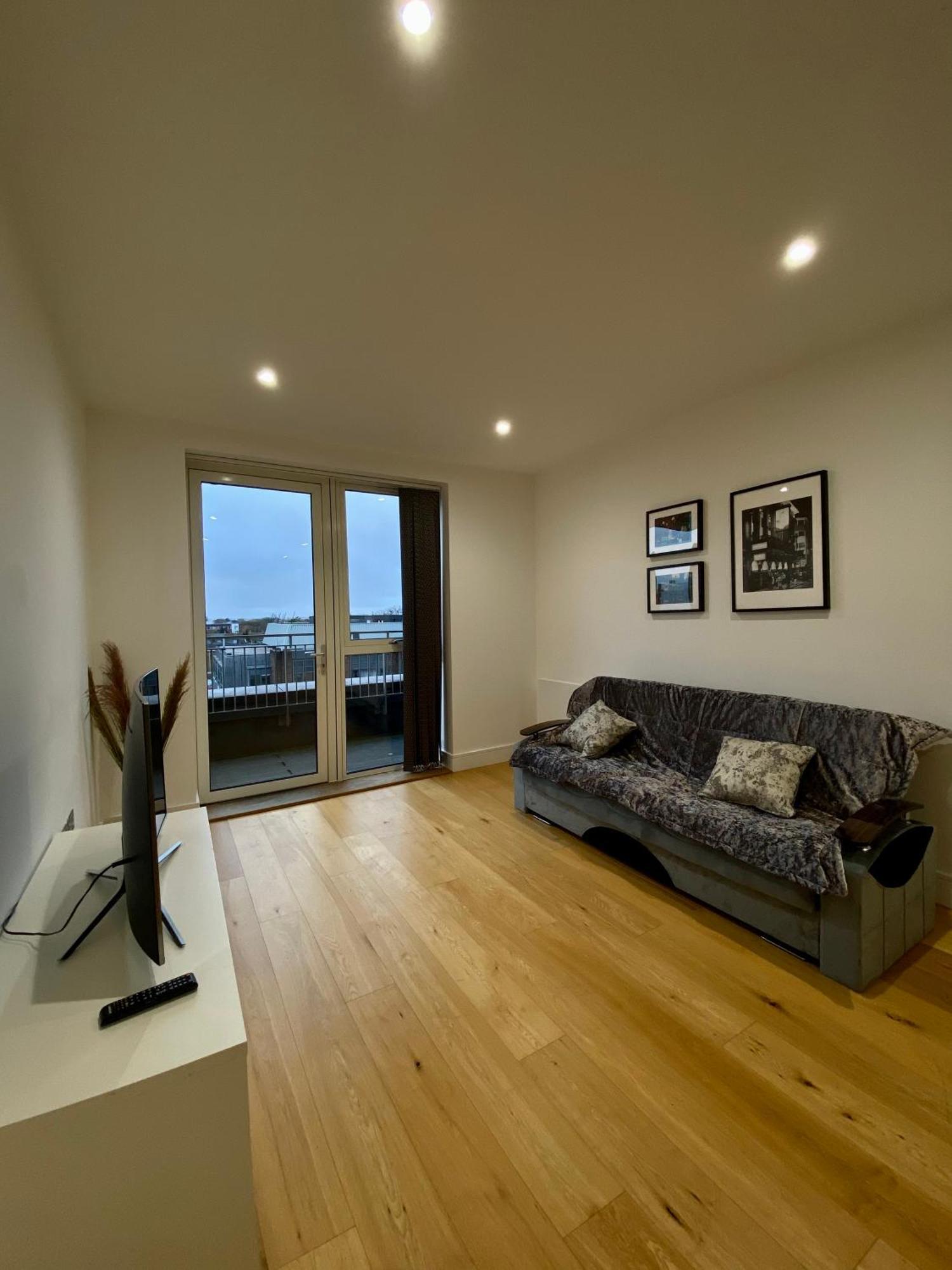 Spacious 2 Bedroom Penthouse Retreat ลอนดอน ภายนอก รูปภาพ