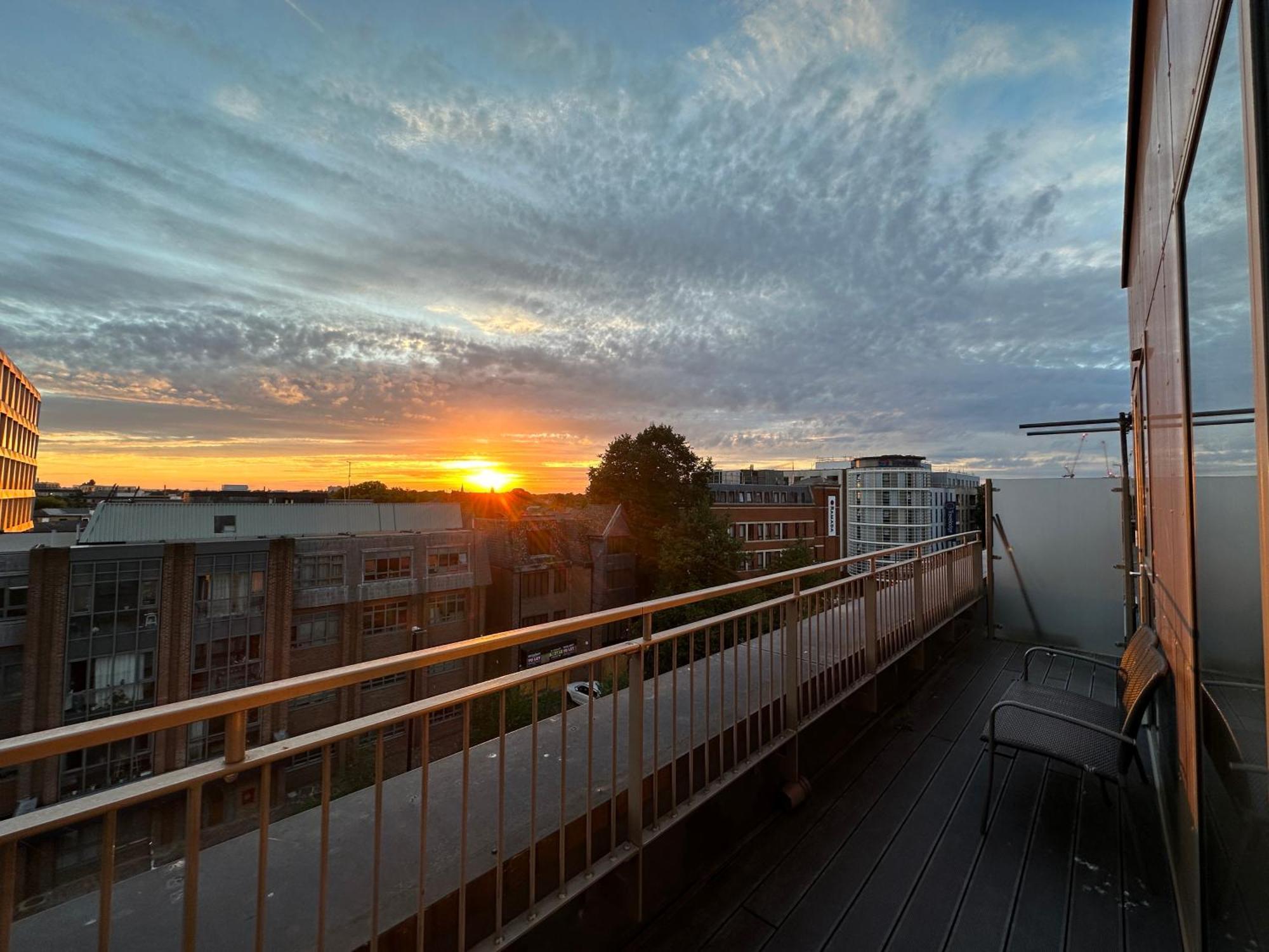Spacious 2 Bedroom Penthouse Retreat ลอนดอน ภายนอก รูปภาพ