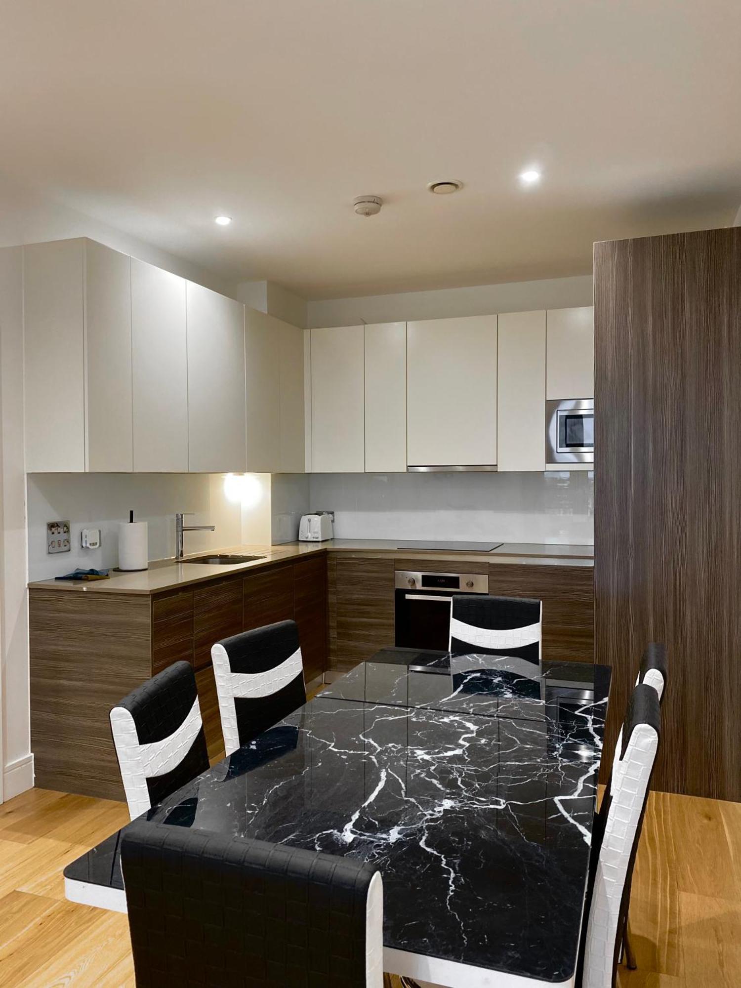Spacious 2 Bedroom Penthouse Retreat ลอนดอน ภายนอก รูปภาพ