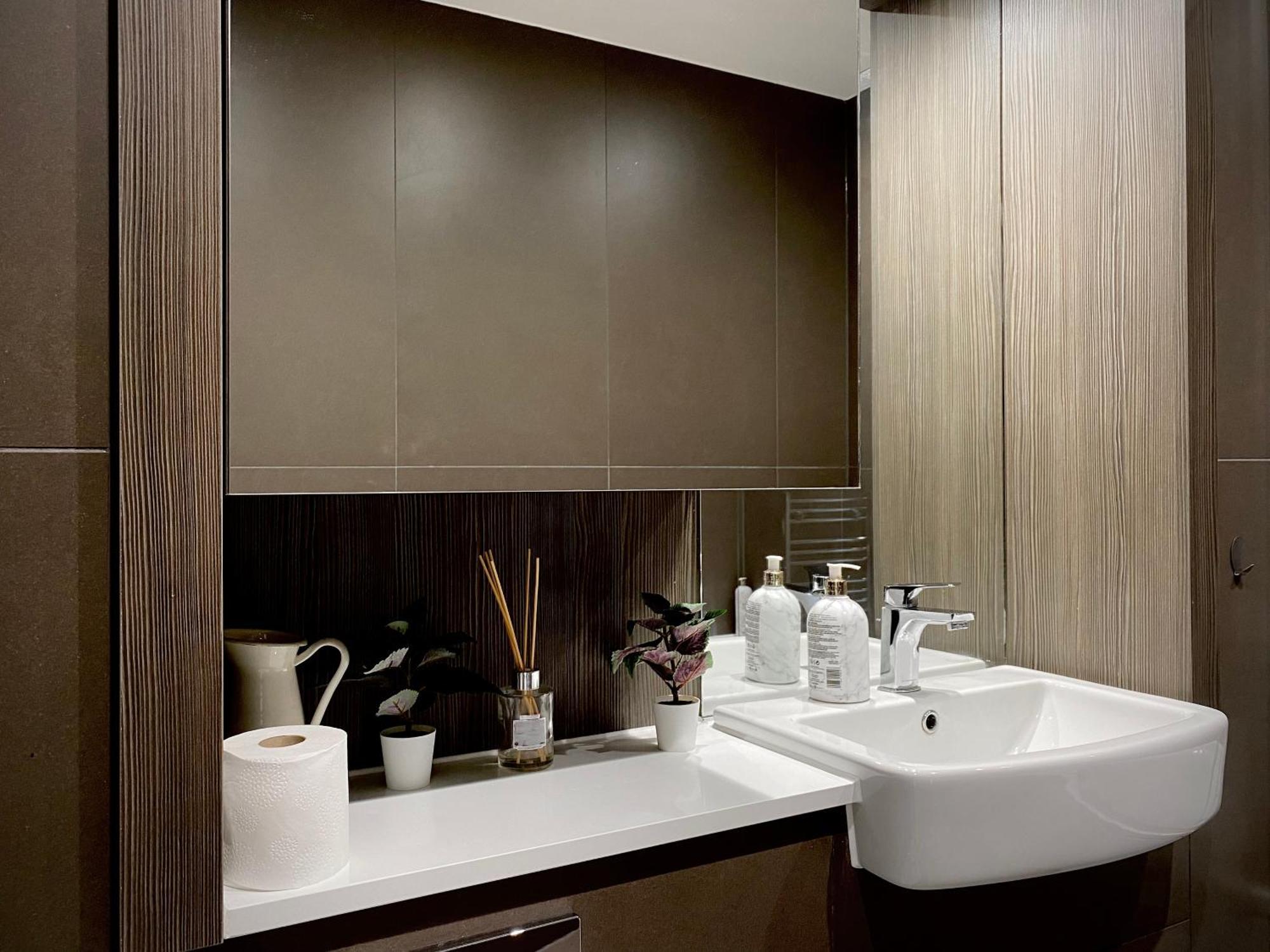 Spacious 2 Bedroom Penthouse Retreat ลอนดอน ภายนอก รูปภาพ